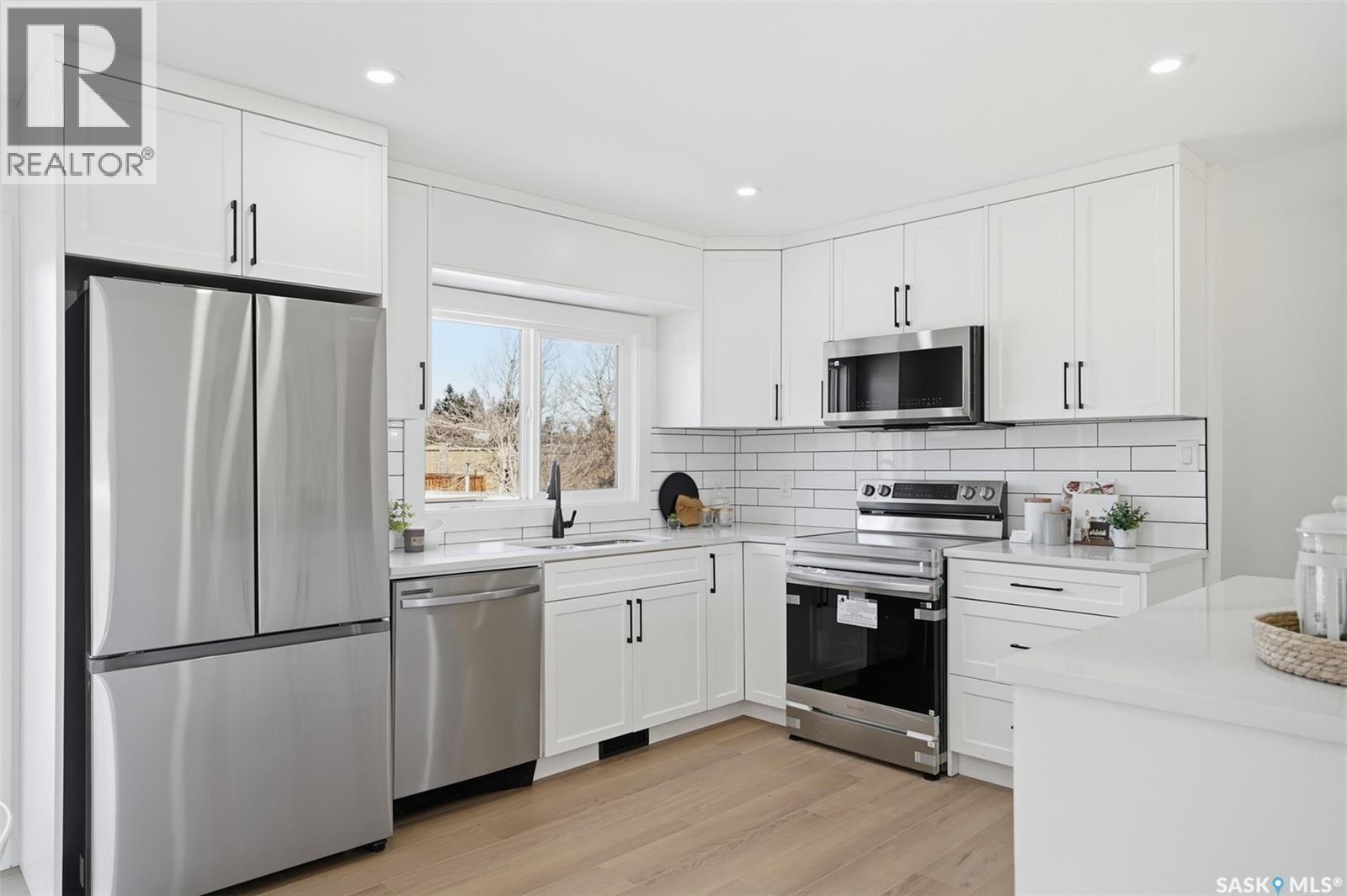163 Rupert Drive, Saskatoon, SK - Indoor Photo Showing Kitchen With Stainless Steel Kitchen With Upgraded Kitchen