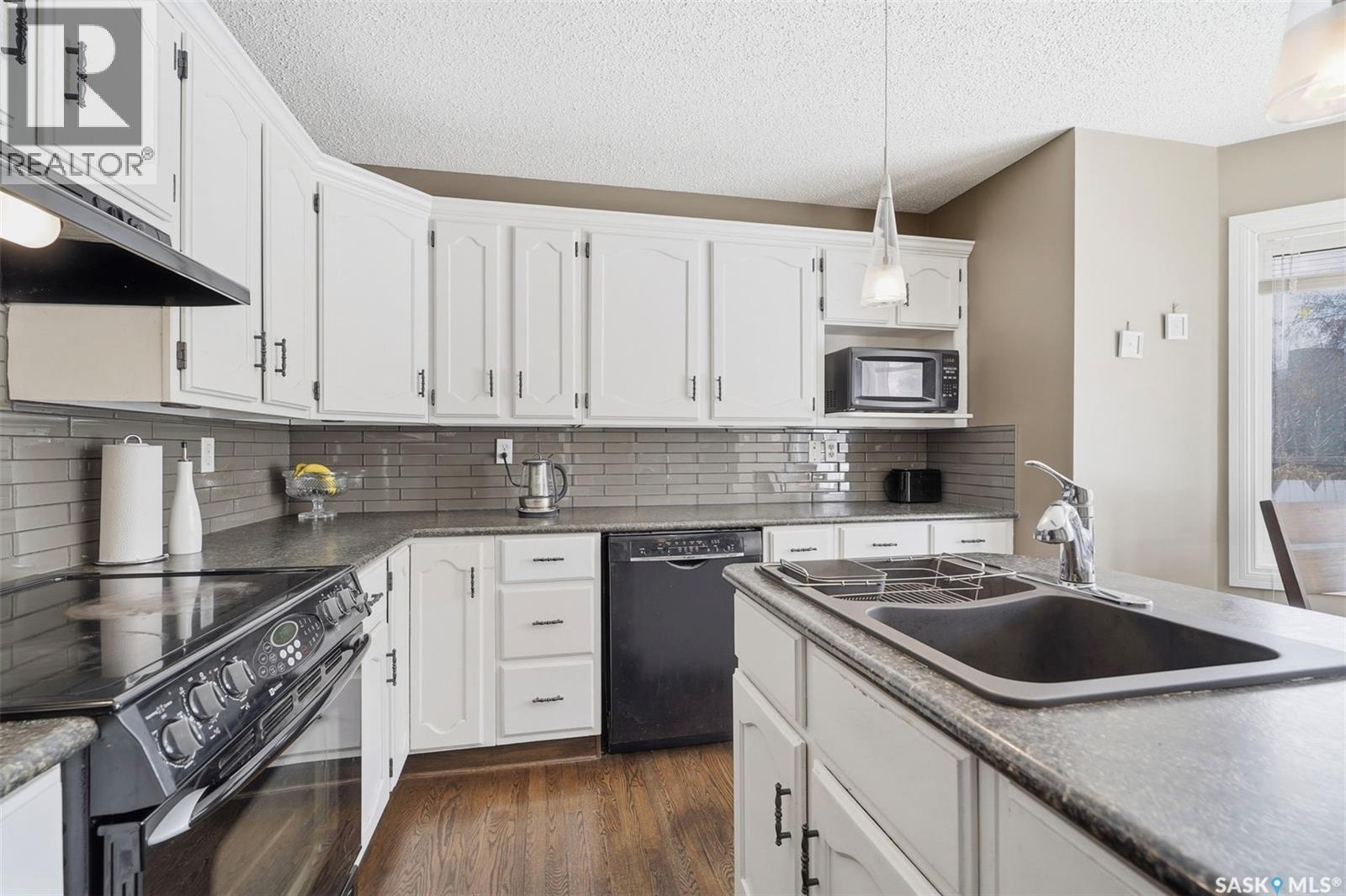 506 Addie Crescent, Saskatoon, SK - Indoor Photo Showing Kitchen With Double Sink