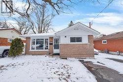 384 ELIZABETH STREET Oshawa, ON L1J 5S8