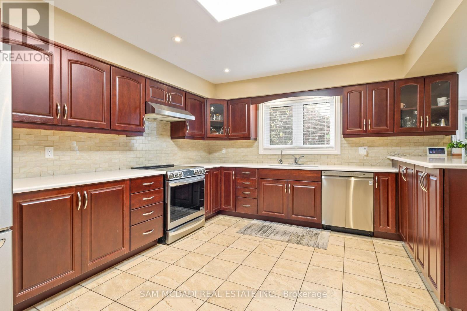 2492 Erin Centre Boulevard, Mississauga, ON - Indoor Photo Showing Kitchen