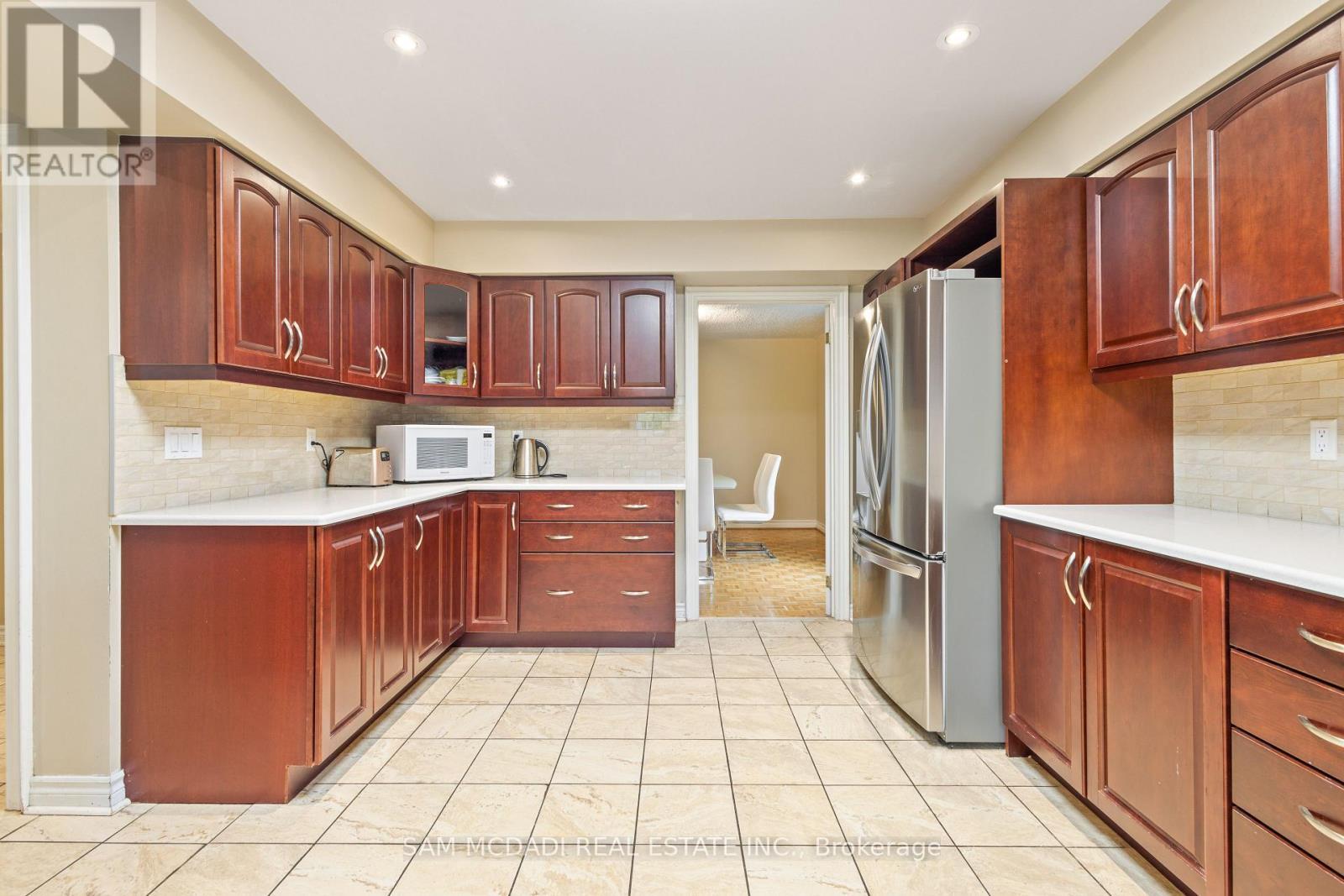 2492 Erin Centre Boulevard, Mississauga, ON - Indoor Photo Showing Kitchen