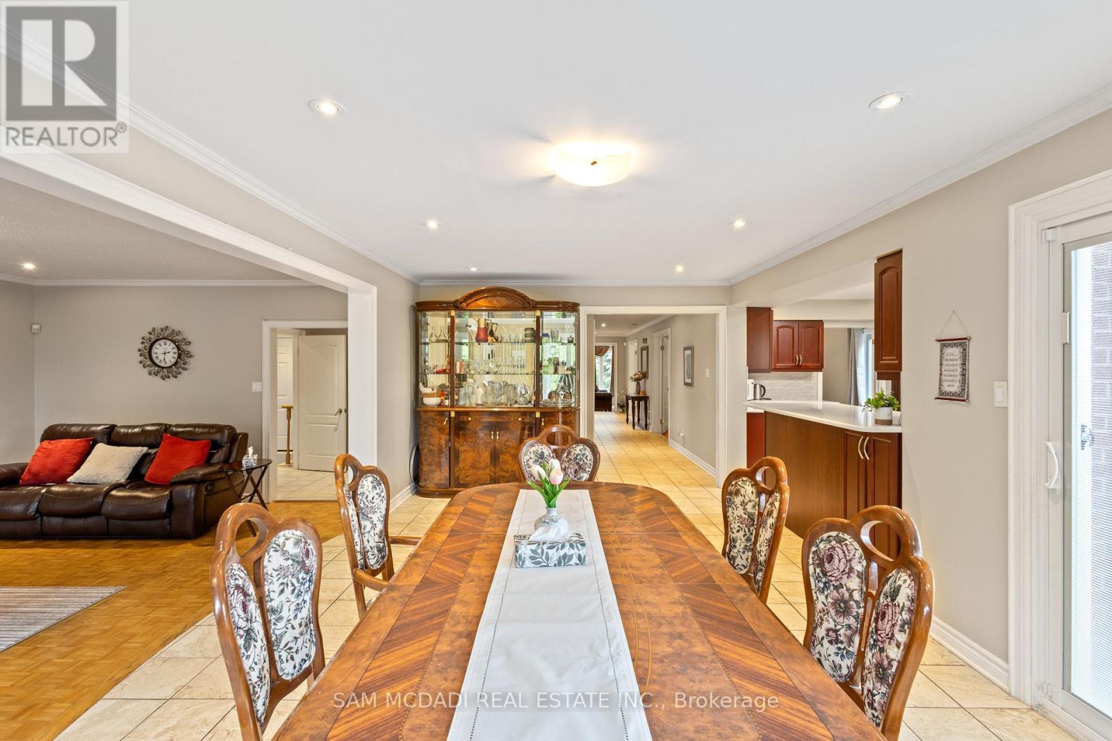 2492 Erin Centre Boulevard, Mississauga, ON - Indoor Photo Showing Dining Room