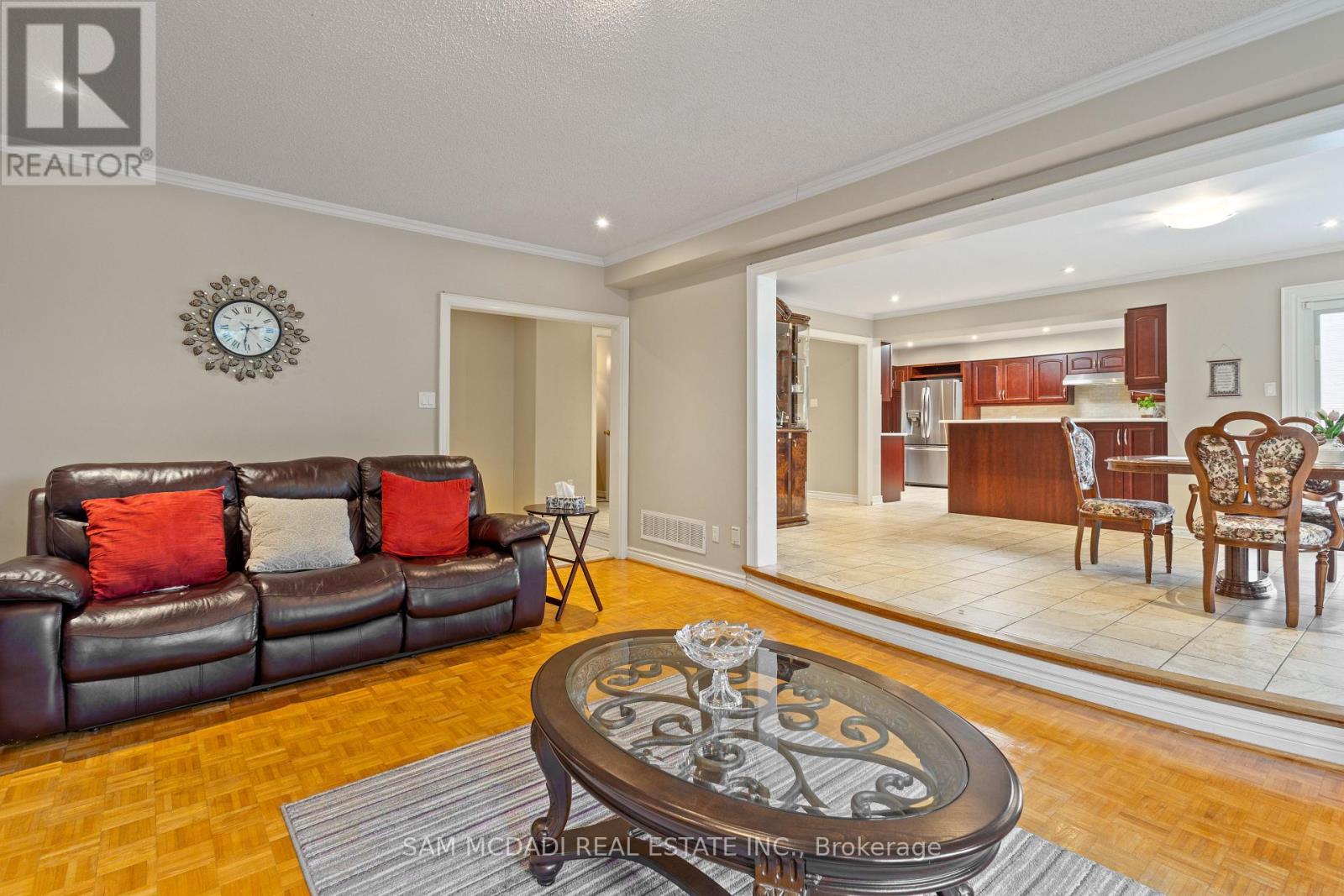 2492 Erin Centre Boulevard, Mississauga, ON - Indoor Photo Showing Living Room