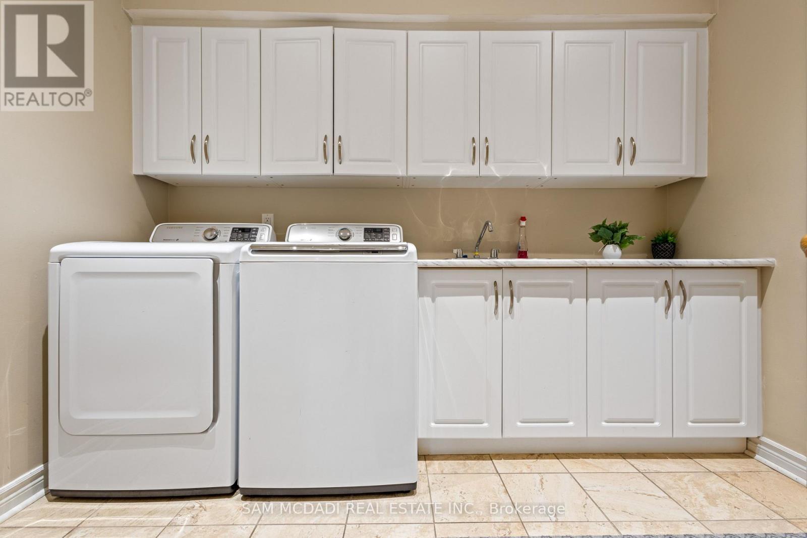 2492 Erin Centre Boulevard, Mississauga, ON - Indoor Photo Showing Laundry Room