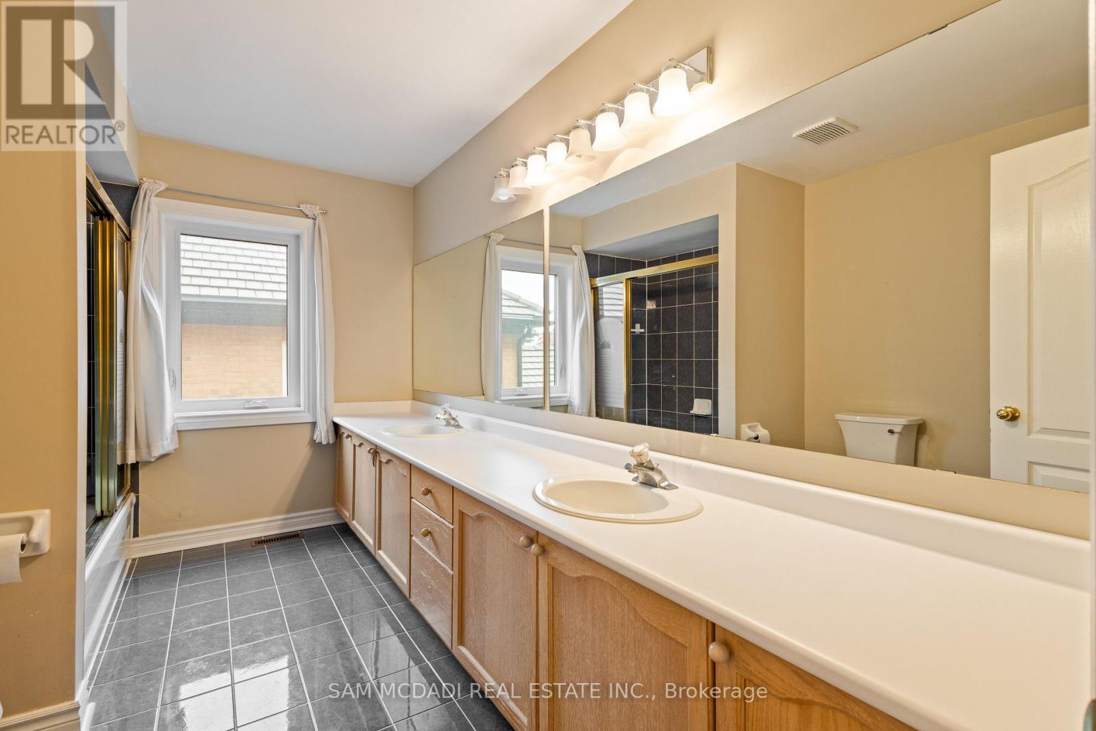 2492 Erin Centre Boulevard, Mississauga, ON - Indoor Photo Showing Bathroom