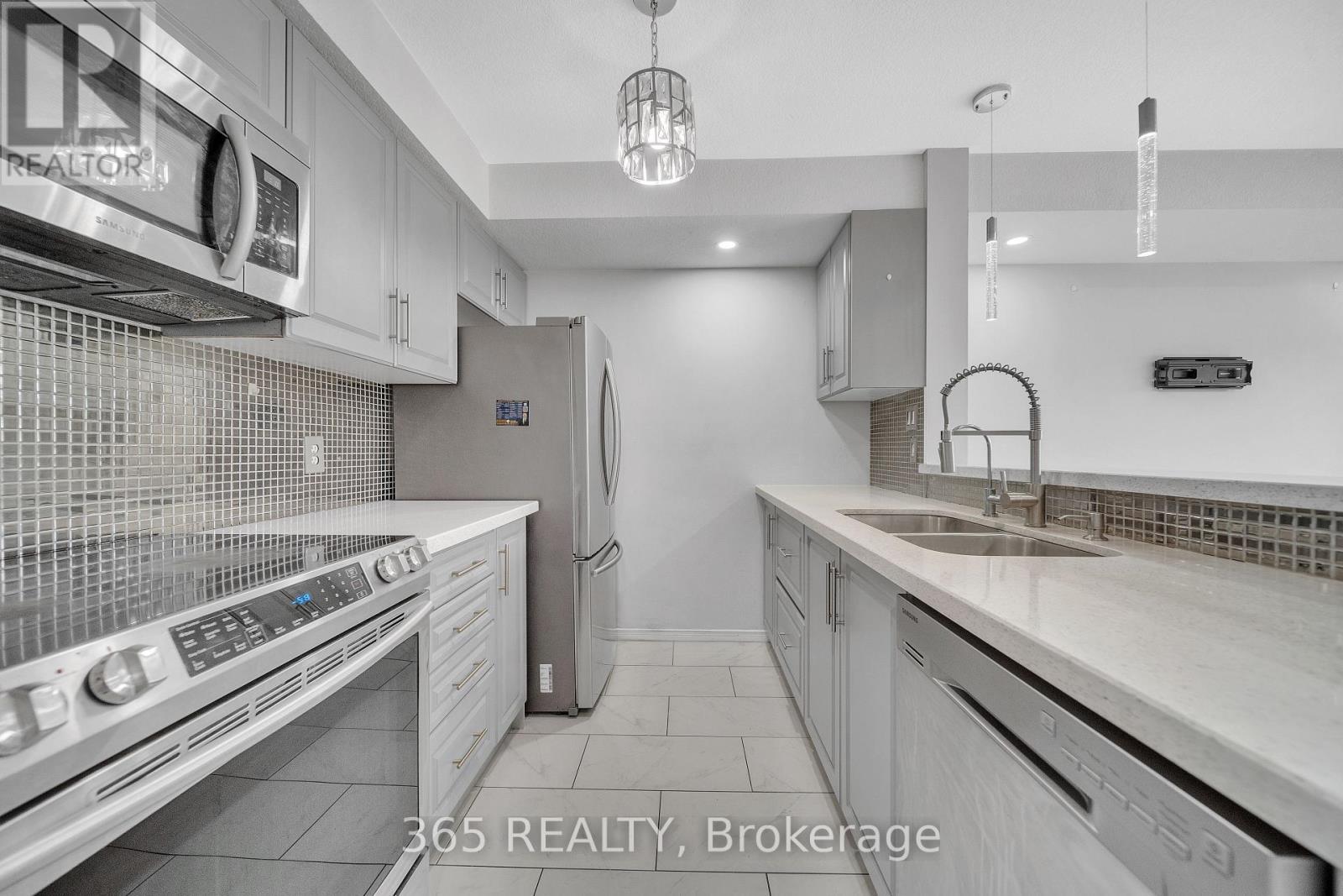 4D - 45 Cedarhill Crescent, Kitchener, ON - Indoor Photo Showing Kitchen With Double Sink