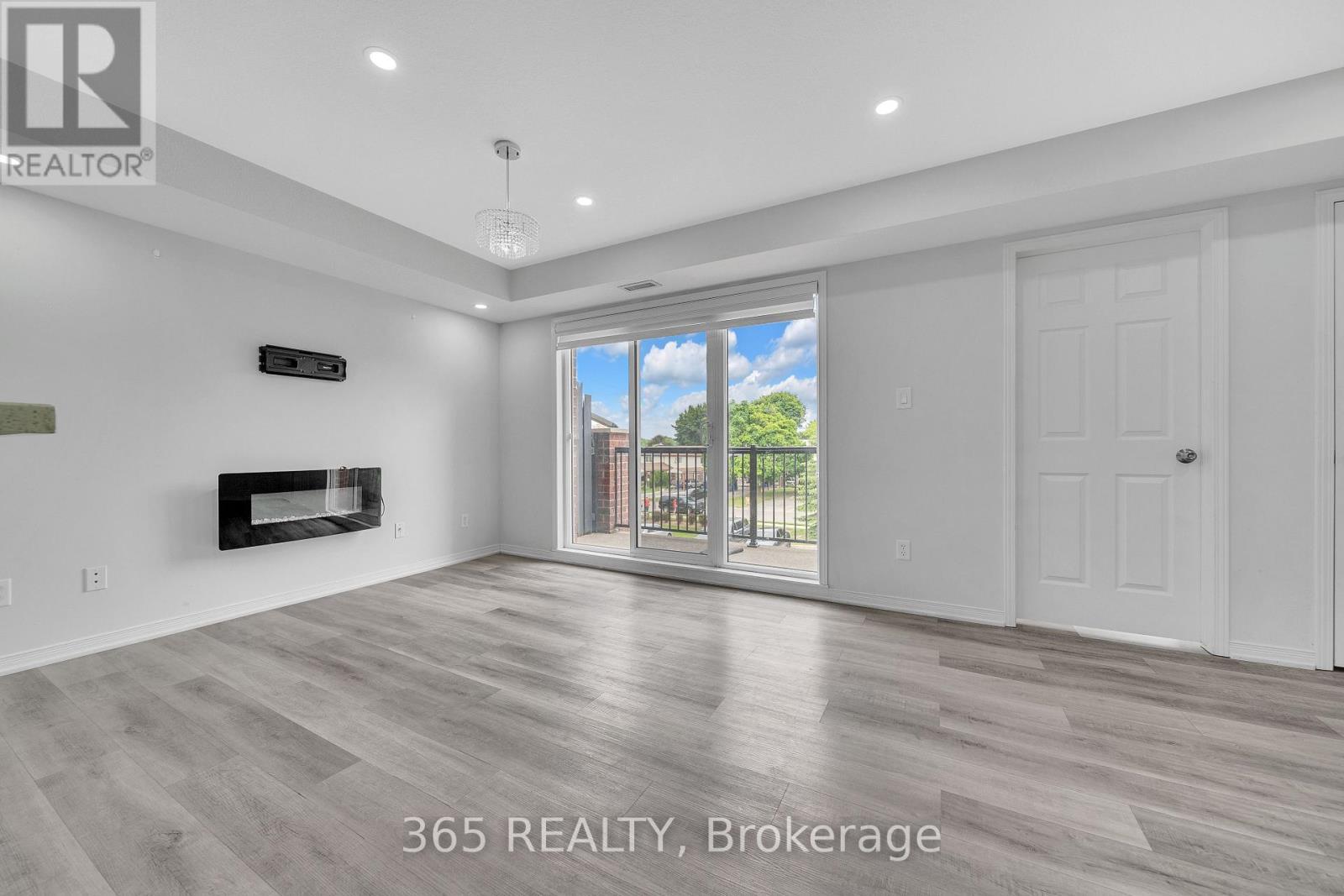 4D - 45 Cedarhill Crescent, Kitchener, ON - Indoor Photo Showing Living Room With Fireplace