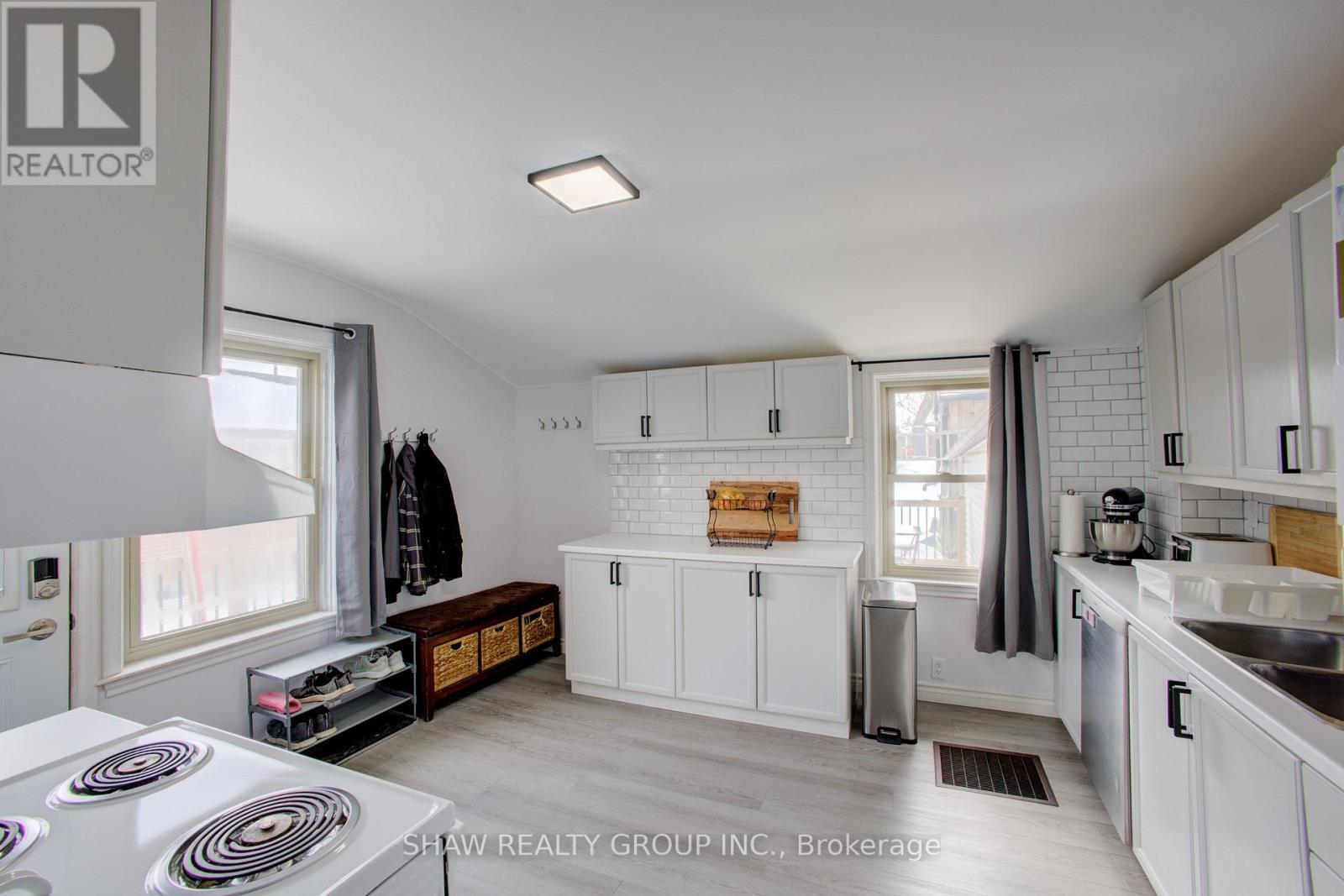 21 Main Street W, Mapleton, ON - Indoor Photo Showing Kitchen