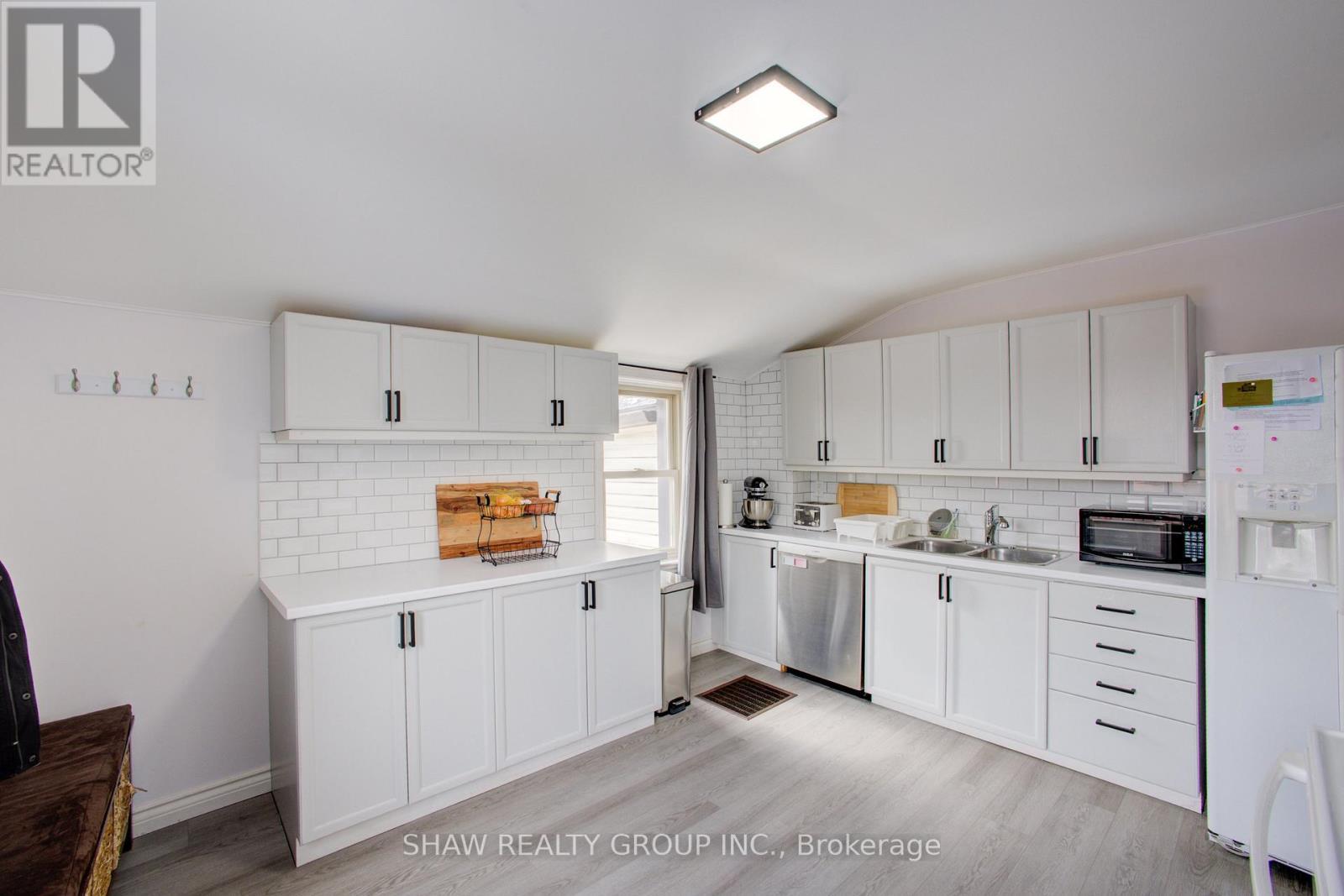 21 Main Street W, Mapleton, ON - Indoor Photo Showing Kitchen With Double Sink