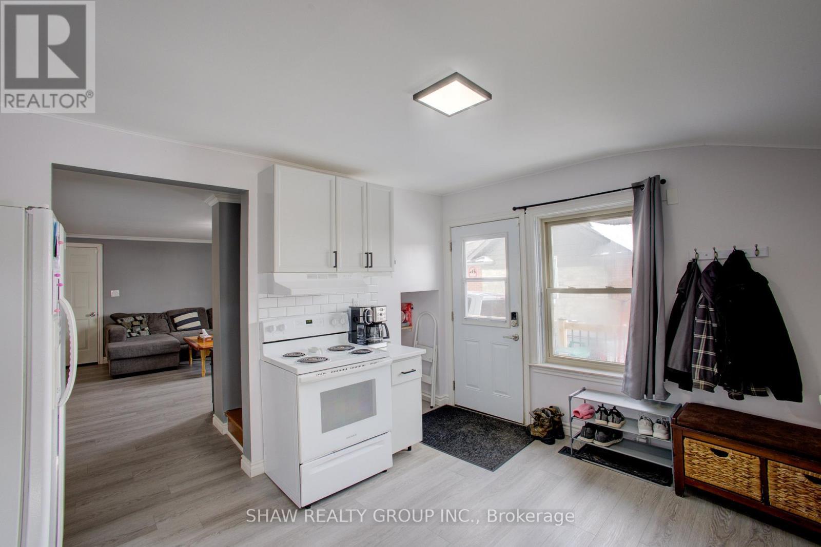 21 Main Street W, Mapleton, ON - Indoor Photo Showing Kitchen