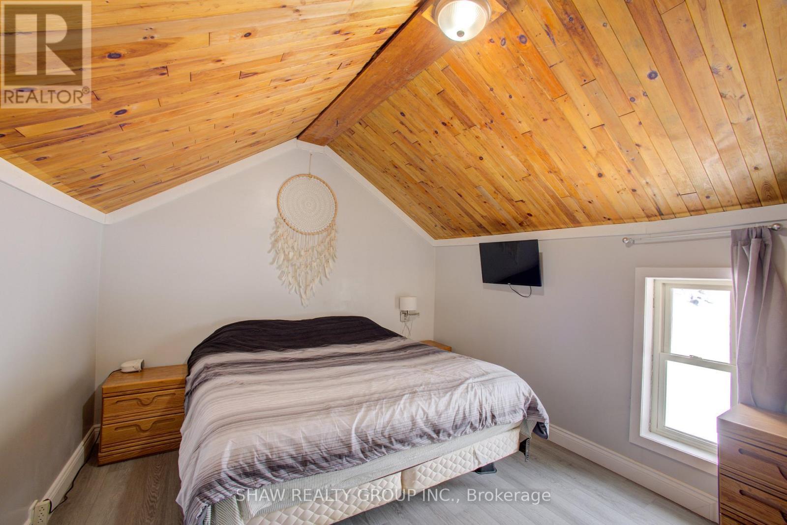 21 Main Street W, Mapleton, ON - Indoor Photo Showing Bedroom