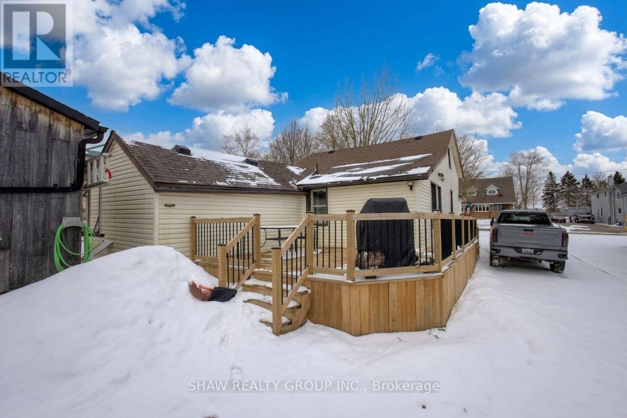 21 Main Street W, Mapleton, ON - Outdoor With Deck Patio Veranda