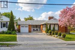 92 ROSSLAND ROAD E Oshawa, ON L1G 2W3