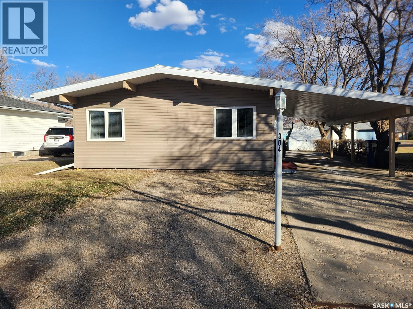 304 Second Avenue E, Lampman, SK - Outdoor