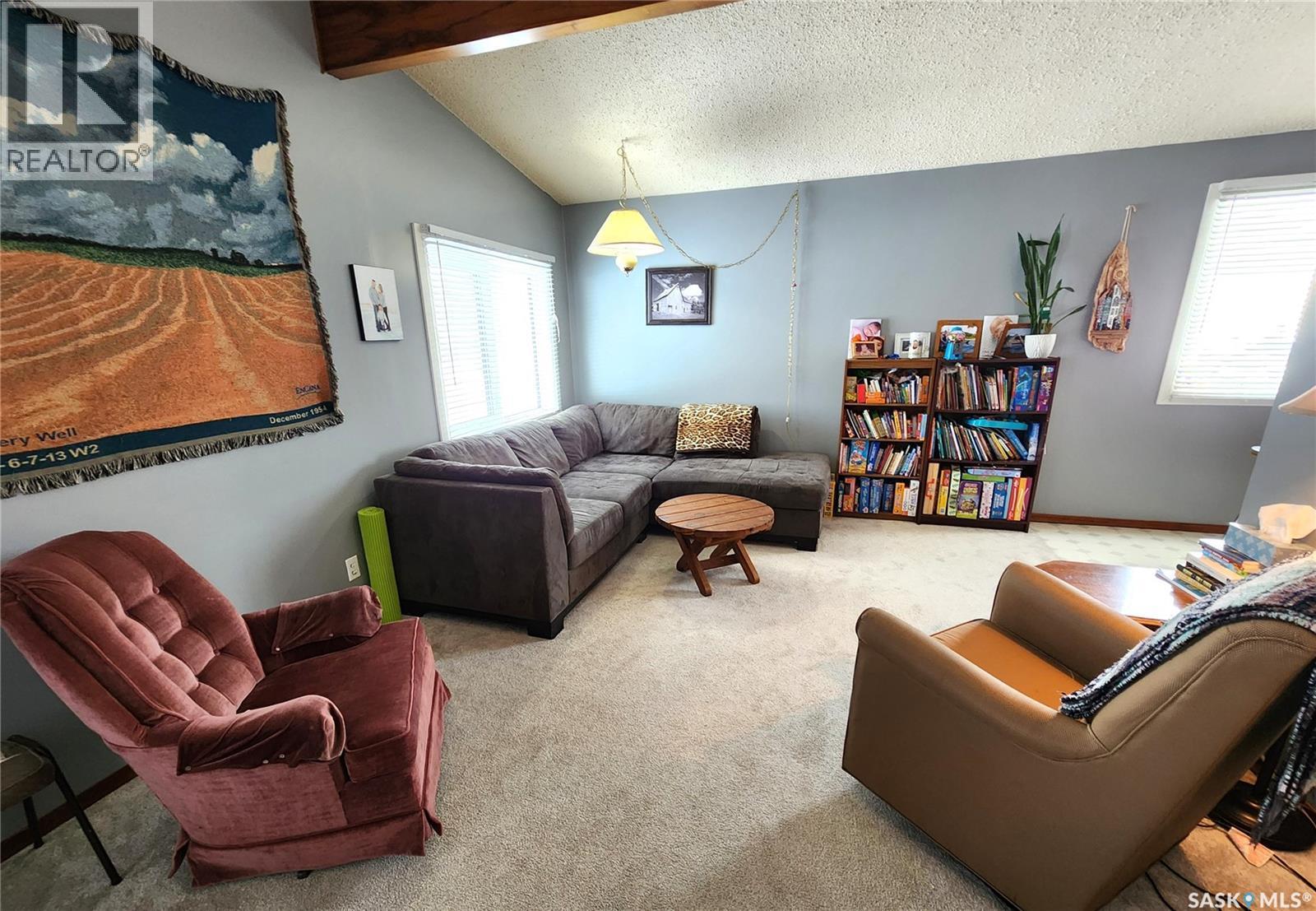 304 Second Avenue E, Lampman, SK - Indoor Photo Showing Living Room