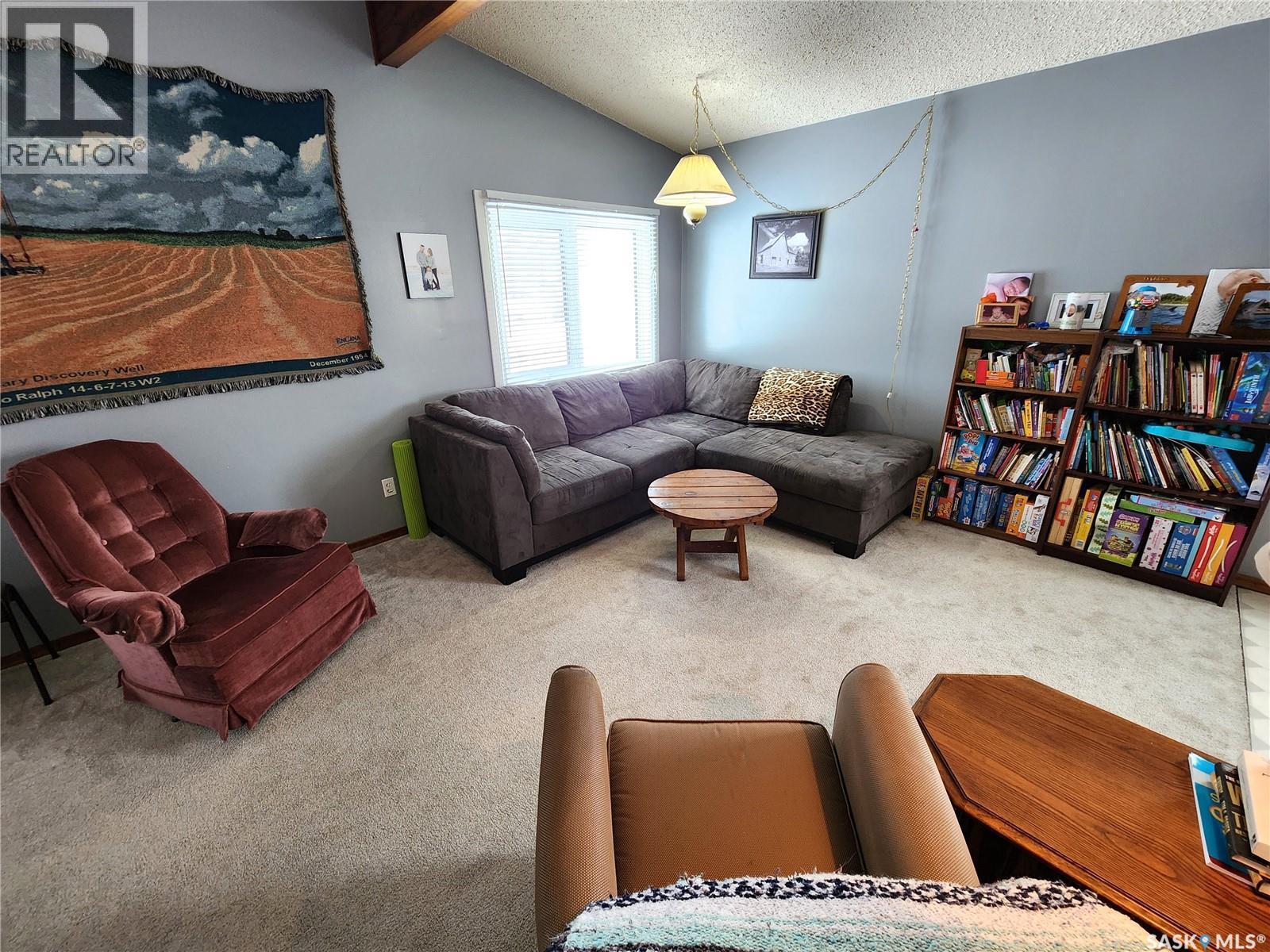 304 Second Avenue E, Lampman, SK - Indoor Photo Showing Living Room