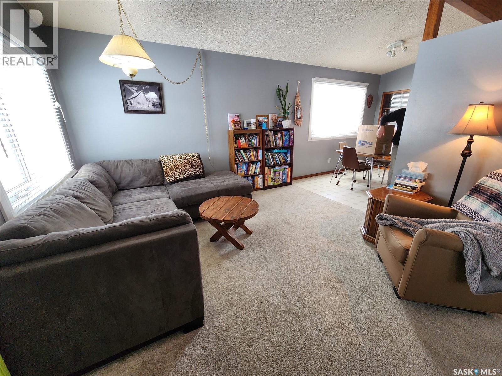 304 Second Avenue E, Lampman, SK - Indoor Photo Showing Living Room