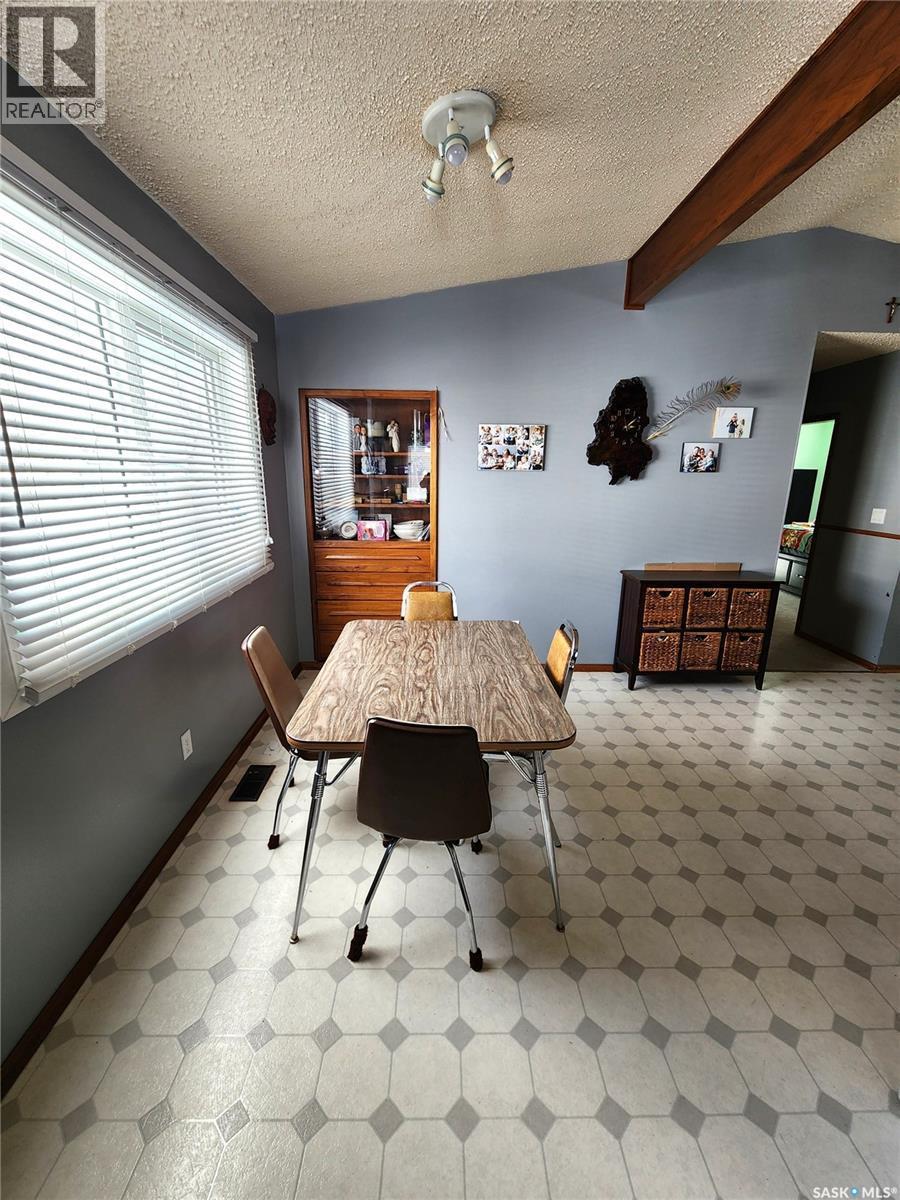 304 Second Avenue E, Lampman, SK - Indoor