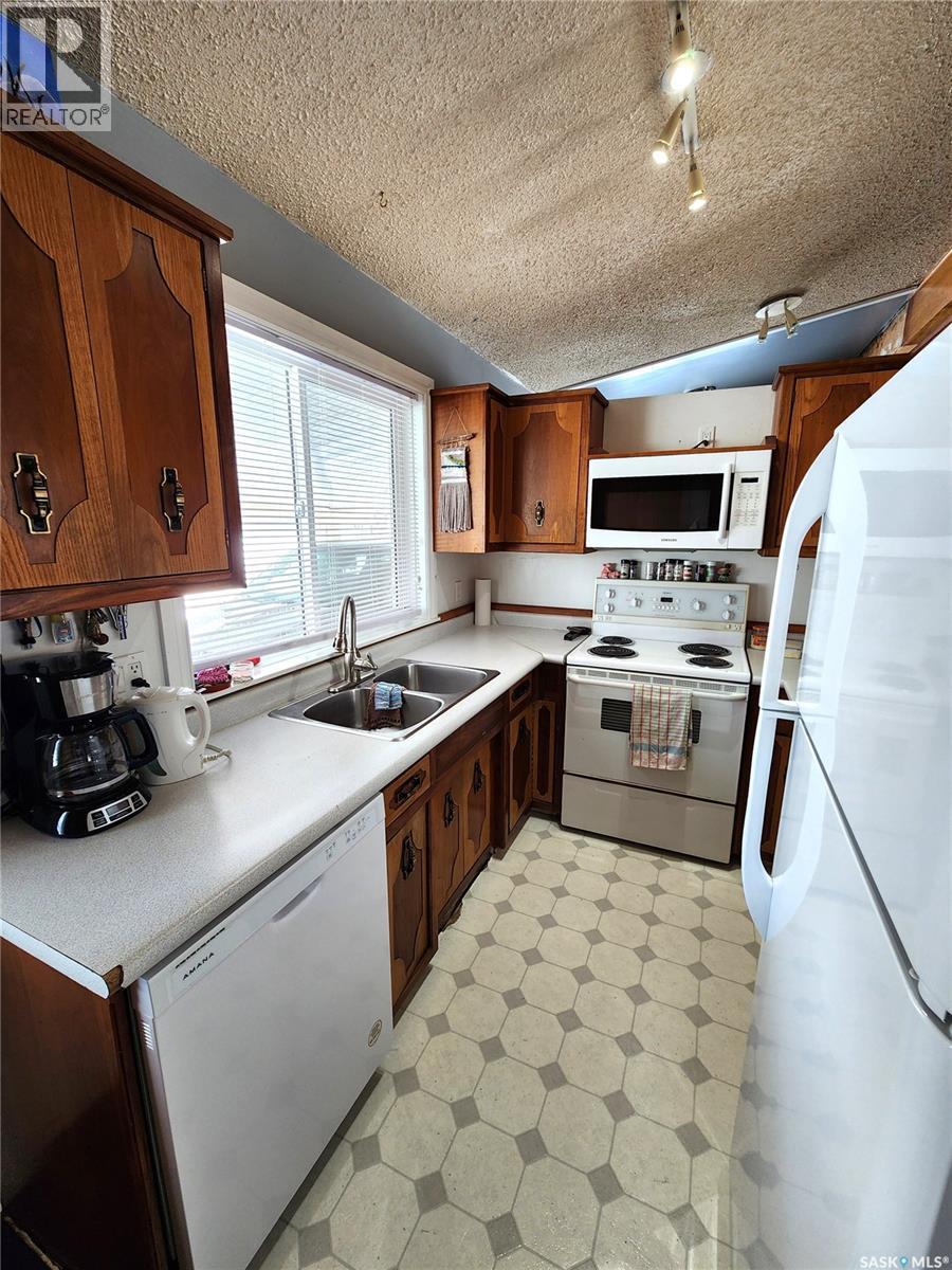 304 Second Avenue E, Lampman, SK - Indoor Photo Showing Kitchen With Double Sink