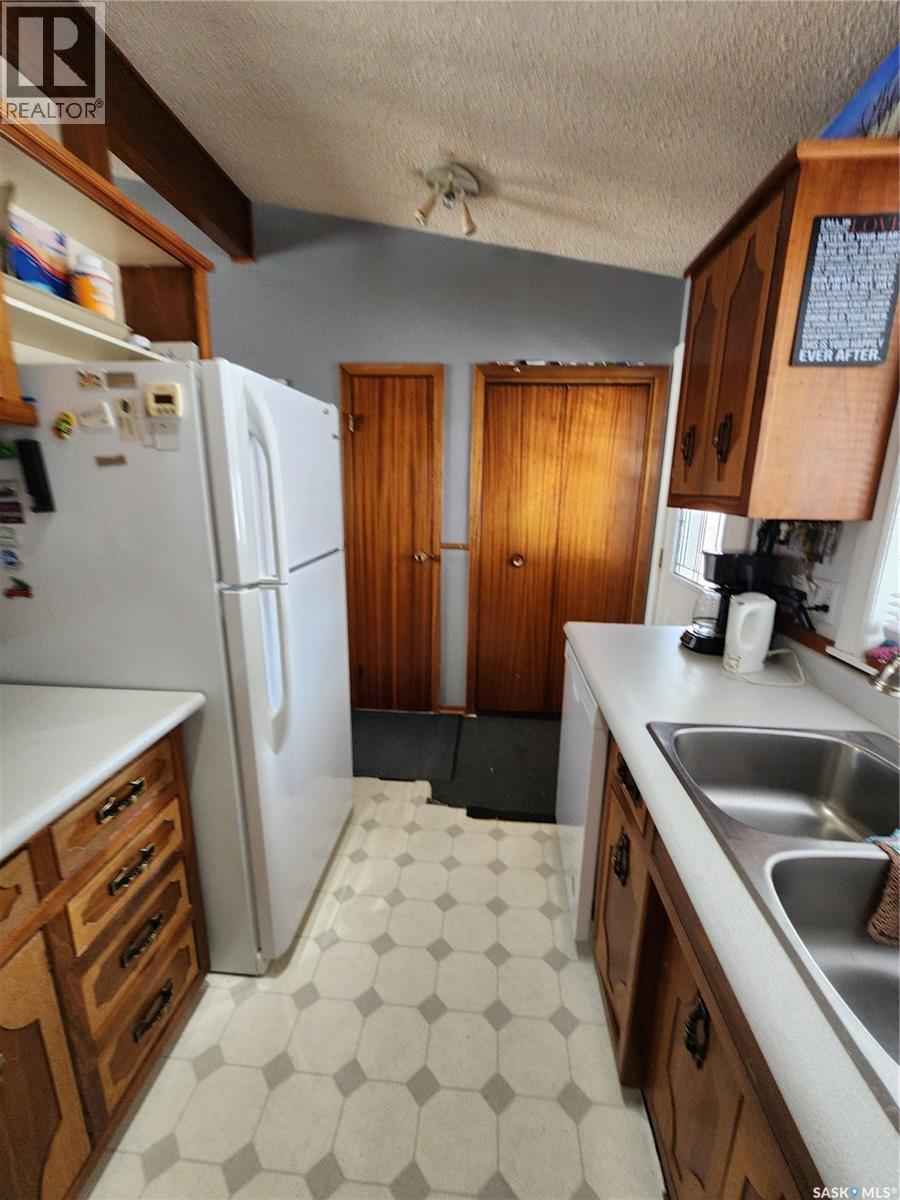 304 Second Avenue E, Lampman, SK - Indoor Photo Showing Kitchen With Double Sink