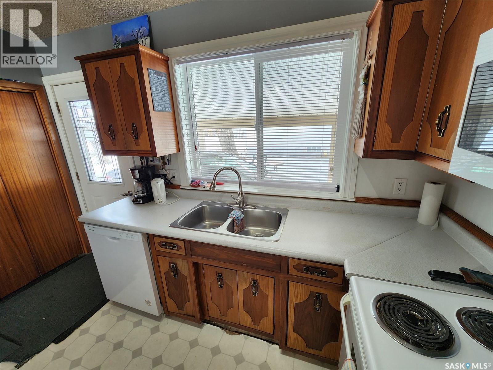 304 Second Avenue E, Lampman, SK - Indoor Photo Showing Kitchen With Double Sink