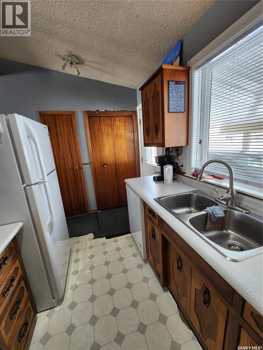 304 Second Avenue E, Lampman, SK - Indoor Photo Showing Kitchen With Double Sink