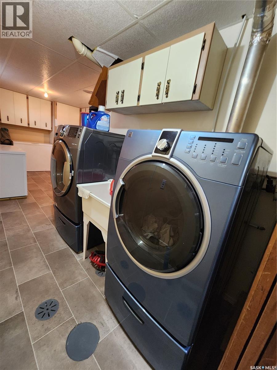 304 Second Avenue E, Lampman, SK - Indoor Photo Showing Laundry Room