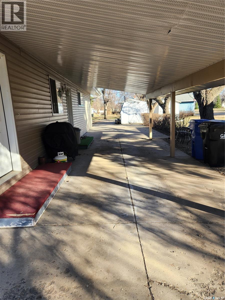 304 Second Avenue E, Lampman, SK - Outdoor