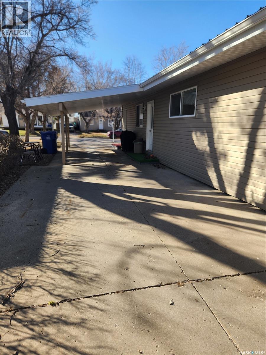 304 Second Avenue E, Lampman, SK - Outdoor