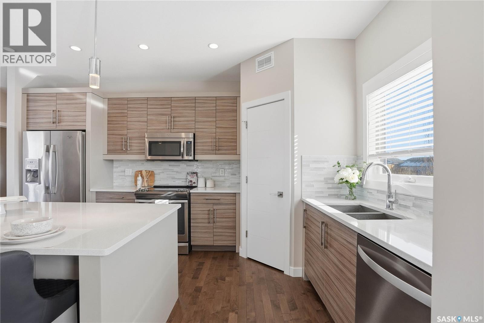 418 Teal Lane, Saskatoon, SK - Indoor Photo Showing Kitchen With Stainless Steel Kitchen With Double Sink With Upgraded Kitchen