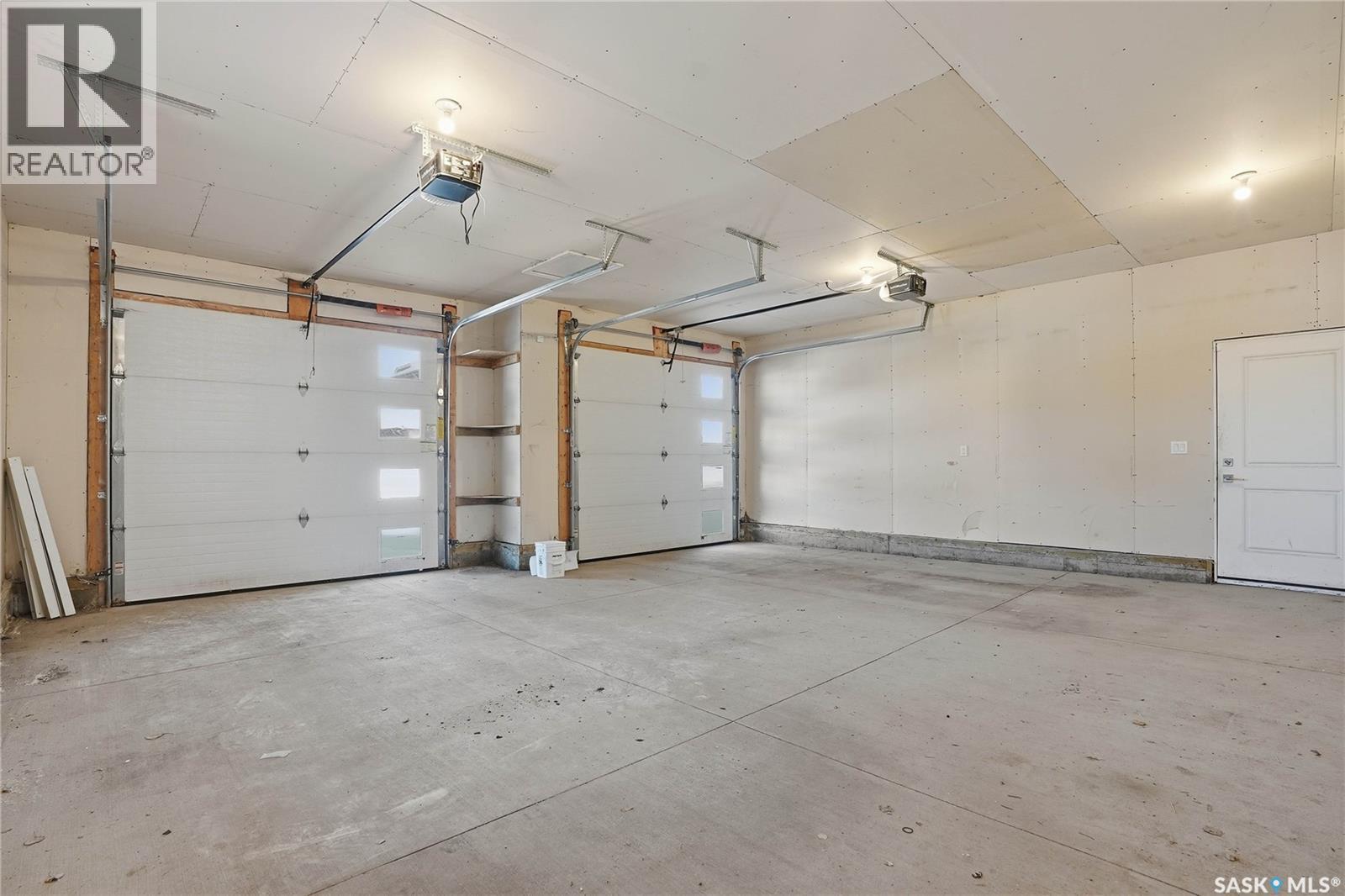 418 Teal Lane, Saskatoon, SK - Indoor Photo Showing Garage