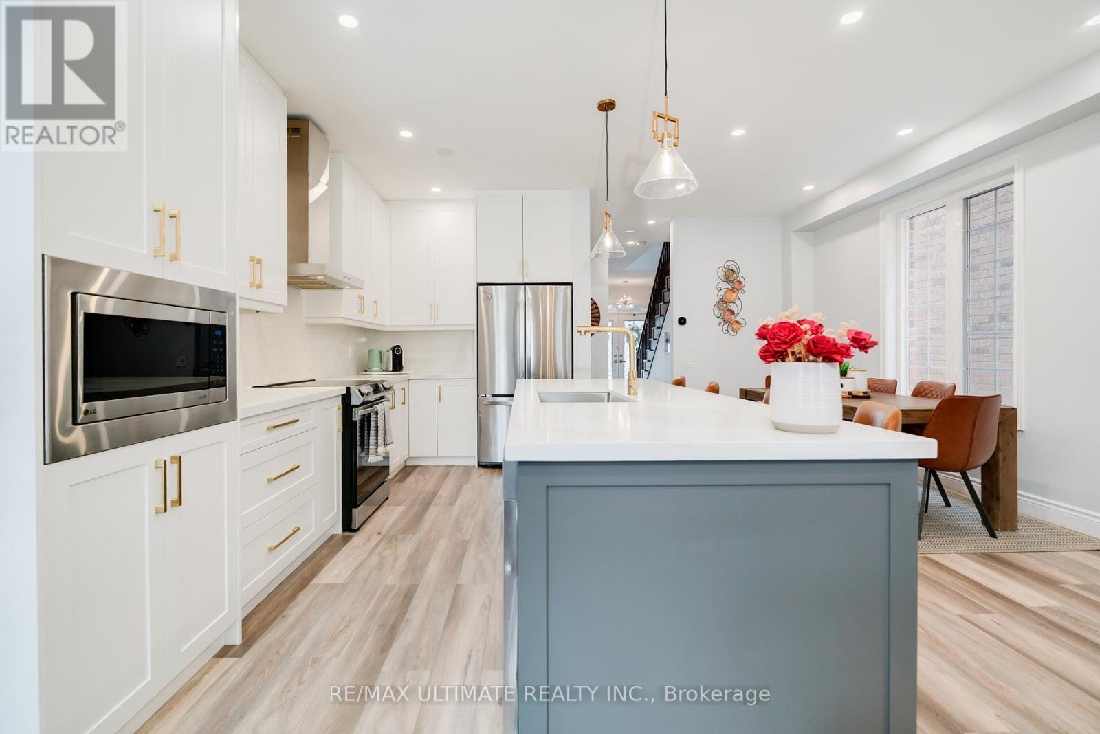10 Torah Gate, Vaughan, ON - Indoor Photo Showing Kitchen With Stainless Steel Kitchen With Upgraded Kitchen
