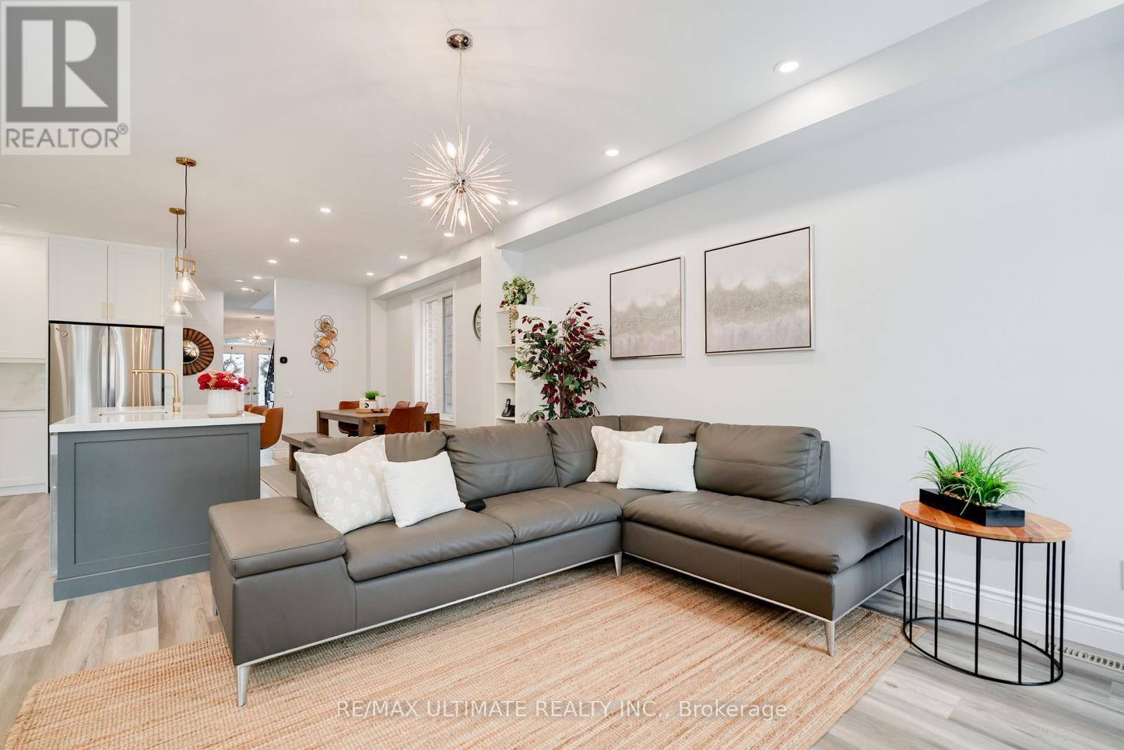 10 Torah Gate, Vaughan, ON - Indoor Photo Showing Living Room