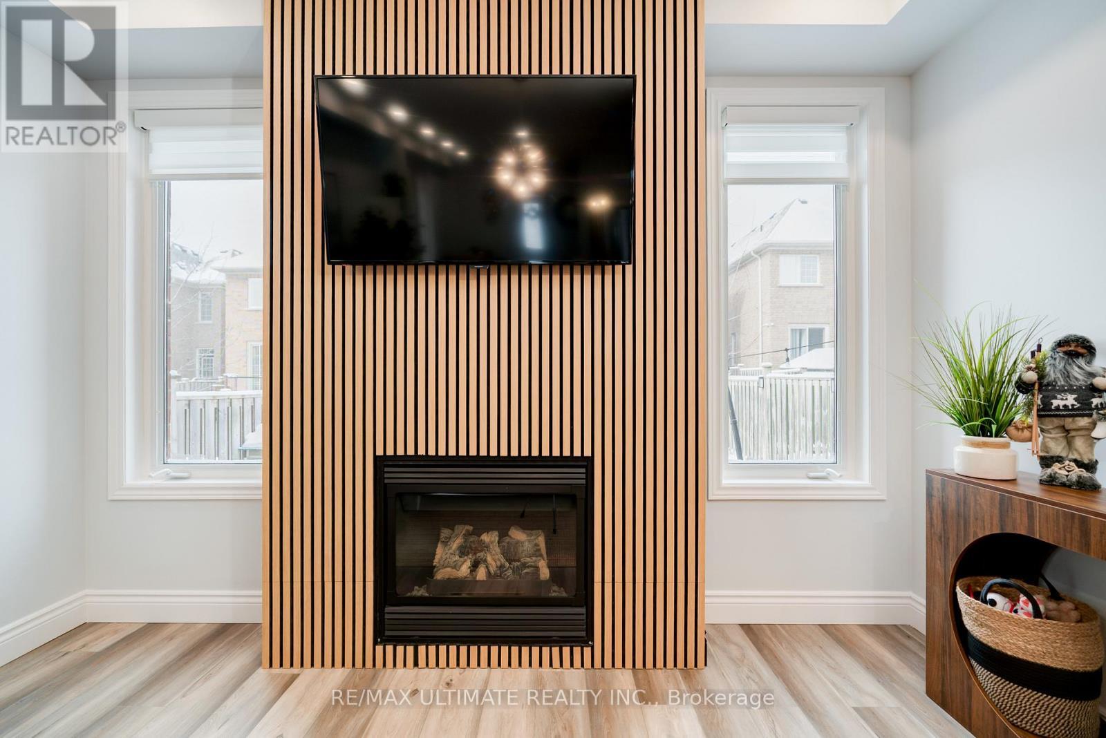 10 Torah Gate, Vaughan, ON - Indoor Photo Showing Living Room With Fireplace