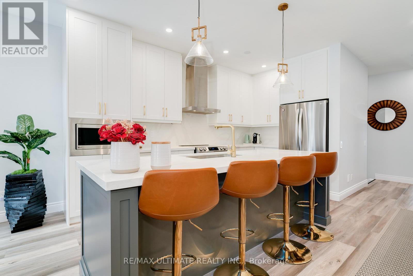 10 Torah Gate, Vaughan, ON - Indoor Photo Showing Kitchen With Stainless Steel Kitchen With Upgraded Kitchen
