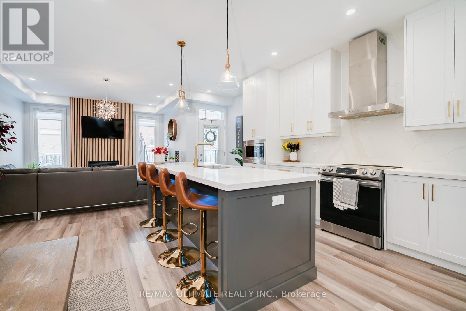 10 Torah Gate, Vaughan, ON - Indoor Photo Showing Kitchen With Upgraded Kitchen