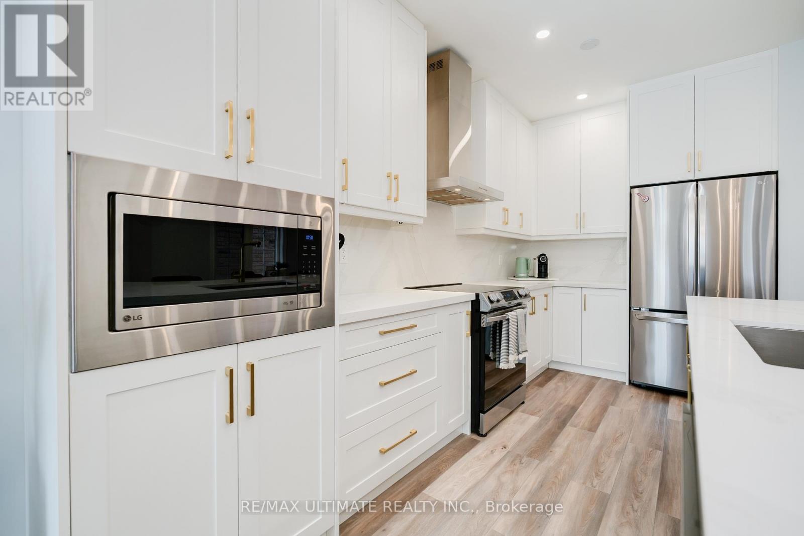 10 Torah Gate, Vaughan, ON - Indoor Photo Showing Kitchen With Stainless Steel Kitchen With Upgraded Kitchen