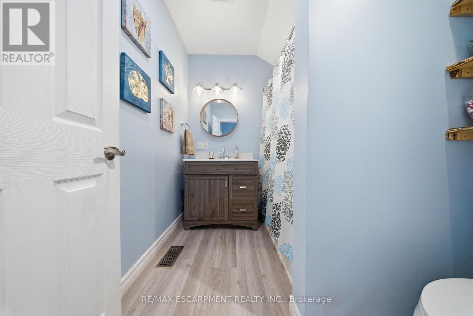 bathroom - 36 Queensdale Avenue W, Hamilton, ON - Indoor Photo Showing Bathroom