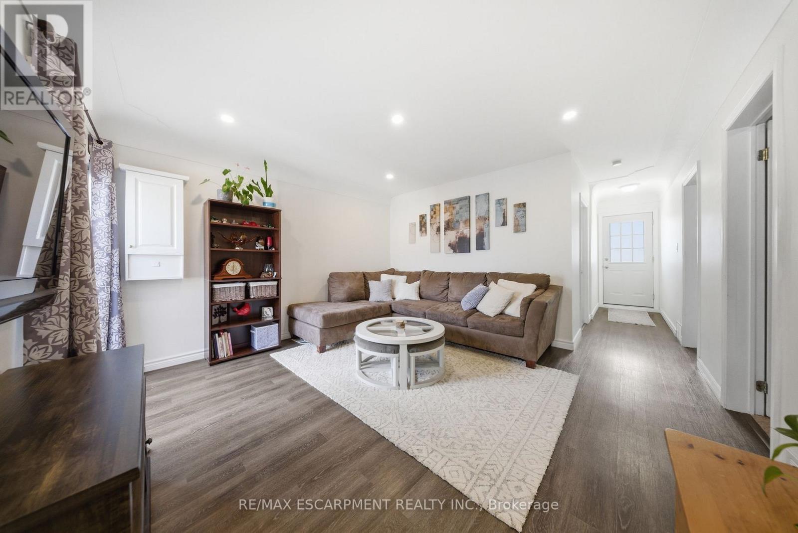 large living room - 36 Queensdale Avenue W, Hamilton, ON - Indoor Photo Showing Living Room