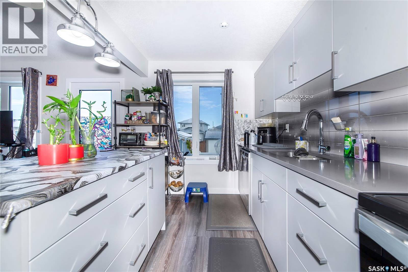 4166 Diefenbaker Drive, Saskatoon, SK - Indoor Photo Showing Kitchen