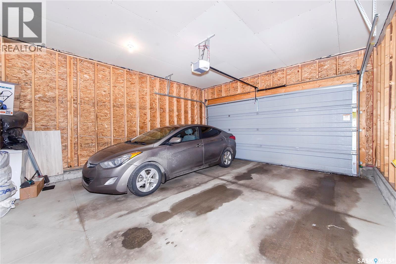 4166 Diefenbaker Drive, Saskatoon, SK - Indoor Photo Showing Garage