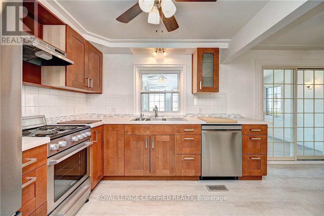 476 Prospect Avenue, Kitchener, ON - Indoor Photo Showing Kitchen With Double Sink