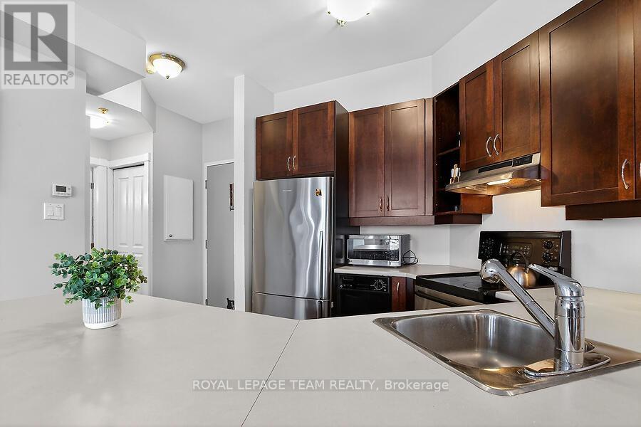 B204 - 124 Guigues Avenue, Ottawa, ON - Indoor Photo Showing Kitchen