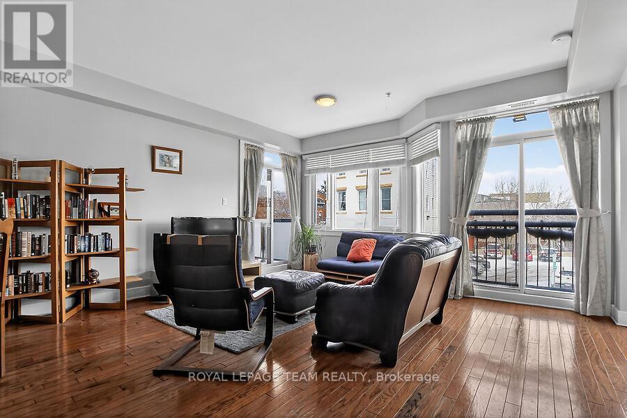 B204 - 124 Guigues Avenue, Ottawa, ON - Indoor Photo Showing Living Room