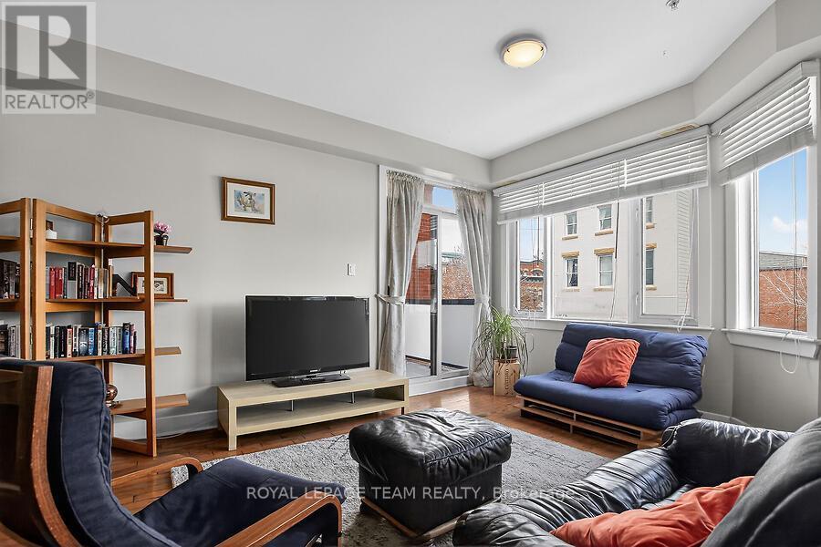 B204 - 124 Guigues Avenue, Ottawa, ON - Indoor Photo Showing Living Room