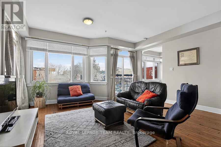 B204 - 124 Guigues Avenue, Ottawa, ON - Indoor Photo Showing Living Room