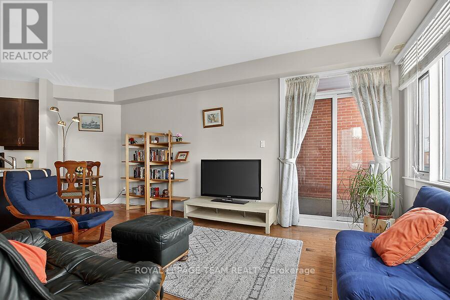 B204 - 124 Guigues Avenue, Ottawa, ON - Indoor Photo Showing Living Room