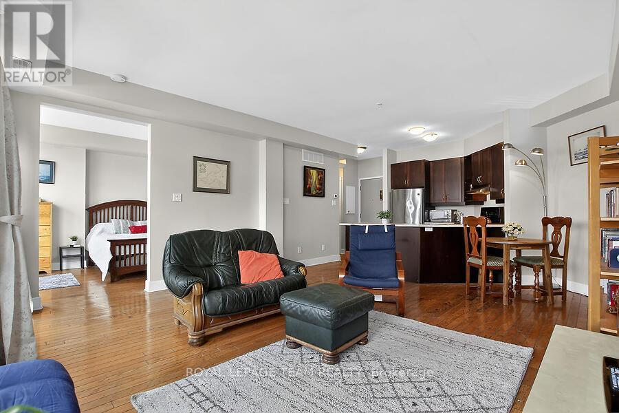 B204 - 124 Guigues Avenue, Ottawa, ON - Indoor Photo Showing Living Room