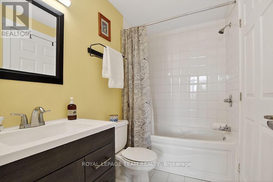 B204 - 124 Guigues Avenue, Ottawa, ON - Indoor Photo Showing Bathroom