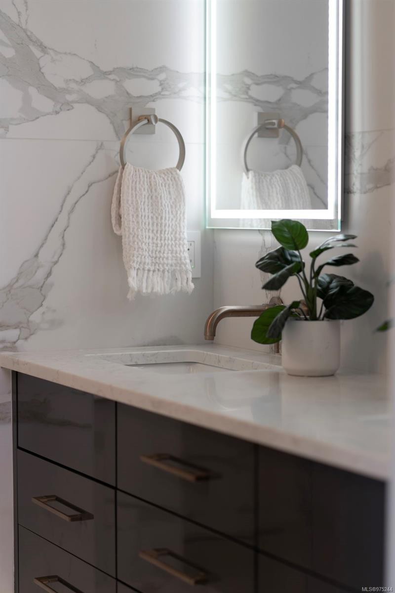 1221 Viewtop Rd, Duncan, BC